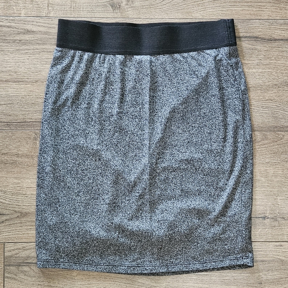 Gently Worn - AMERICAN EAGLE - Black/Gray Knit Skirt, Elastic Waist-  Size S/P 
